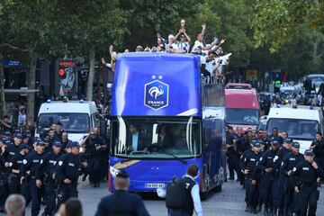 La selección sa ha llegado al aeropuerto Roissy-Charles de Gaulle rodeado de una gran espectación. Después se han subido al clásico autobús para recorrer las calles de París y celebrar la segunda estrella con los aficionados.