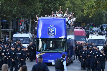 La selección francesa ha llegado al aeropuerto Roissy-Charles de Gaulle rodeado de una gran espectación. Después se han subido al clásico autobús para recorrer las calles de París y celebrar la segunda estrella con los aficionados.