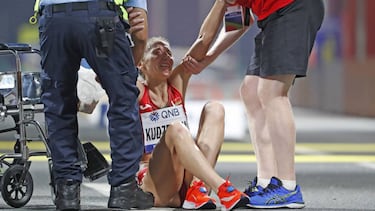 GRAF280. DOHA, 28/09/2019.- La atleta bielorrusa Sviatlana Kudzelich, asistida en la meta la meta del Maratón que se ha celebrado en Doha durante la primera jornada del Mundial de Atletismo IAAF 2019 que tiene lugar en la ciudad catarí. EFE/Lavandeira.