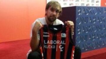Poeta en su presentación con el Baskonia.