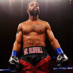 Gary Russell domina a Rayo Valenzuela y le arrebata el título