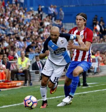 Filipe Luís disputa el balón con Sanabria.