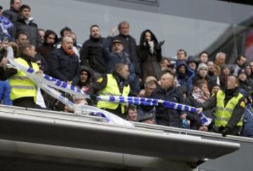 Así quitaron la pancarta contra Florentino Pérez en el Bernabéu
