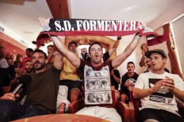 Jugadores, directivos y aficionados de la SD Formentera celebran tras conocer que se enfrentarán al Sevilla FC en los los dieciseisavos de final de la Copa del Rey.