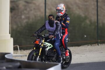 El piloto holandés de Red Bull, Max Verstappen,  de regreso a boxes después de estrellarse durante el Gran Premio de Fórmula Uno de Bahrein en el Circuito Internacional de Bahrein en la ciudad de Sakhir