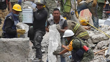 Voluntarios ayudando a rescatar gente tras el temblor de México.