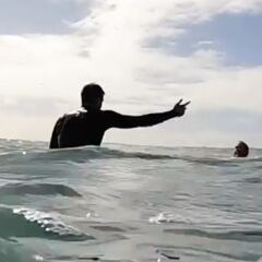 Graban a un surfista dando puñetazos a un niño por robarle una ola