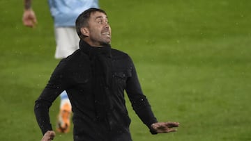 Eduardo Coudet gesticula durante el partido entre el Celta y el Cádiz disputado en Balaídos.