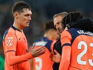 SEVILLA, 06/12/2025.- El entrenador del Barcelona, Hansi Flick, y los jugadores Jules Koundé (d) y Andreas Christensen (i), al término del partido de LaLiga EA Sports que Real Betis y FC Barcelona disputan este sábado en el estadio de La Cartuja, en Sevilla. EFE/Julio Muñoz