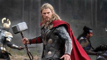 Chris Hemsworth es Thor en el UCM, un personaje que ha tenido un largo recorrido en el cine. De hecho, es el que más películas ha protagonizado en solitario, por no hablar de sus apariciones en Vengadores. Armado con su poderoso martillo, el héroe se enfrenta a los desmanes de su hermano Loki.