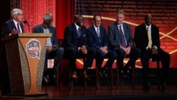 David Stern, durante su discurso de ingreso. Bill Russell, Magic Johnson,  Russ Granik, Larry Bird, y Bob Lanier (de izquierda a derecha), le acompa&ntilde;aron.