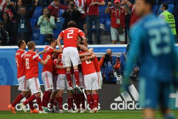 1-0. El equipo ruso celebró el primer gol.