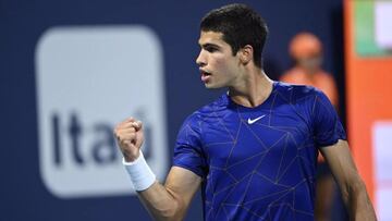 El espa&ntilde;ol Carlos Alcaraz se exhibi&oacute; ante el griego Stefanos Tsitsipas en el Miami Open.