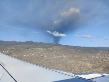 Vistas del volcán Cumbre Vieja y su columna de humo desde un avión.