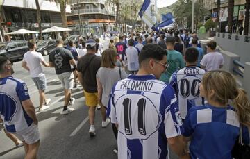 Un aficionado del Hércules, con la camiseta de Palomino, se manifiesta.