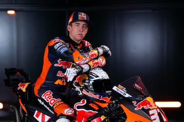 Pedro Acosta posa encima de su nueva KTM. El murciano pasa al equipo KTM ofical.