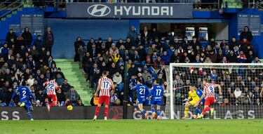 Autogol de Domingos Duarte tras un centro de Raspadori en dirección a Griezmann que desvió el defensa sin querer a su propia portería. 
 
 
 
