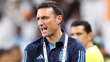 Abu Dhabi (United Arab Emirates), 16/11/2022.- Argentina's head coach Lionel Scaloni reacts during the international friendly soccer match between the United Arab Emirates and Argentina in Abu Dhabi, UAE, 16 November 2022. Argentina is preparing for the FIFA World Cup 2022 in Qatar with their first match against Saudi Arabia on 22 November. (Futbol, Amistoso, Mundial de Fútbol, Arabia Saudita, Emiratos Árabes Unidos, Catar) EFE/EPA/ALI HAIDER
