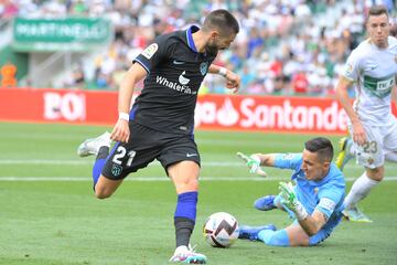 Edgar Badia sale a los pies de Carrasco, el pasado domingo.