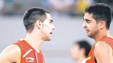 <b>¿CRUCE DE CAMINOS? </b>Calderón (izquierda) charla con Navarrro en un partido de la Selección.