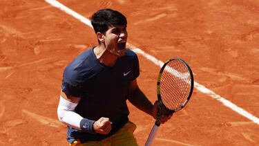 Carlos Alcaraz celebra un punto.