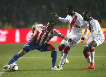 CA19. CONCEPCIÓN (CHILE), 03/07/2015.- El delantero paraguayo Lucas Ramón Barrios (i) con el balón ante los jugadores de Perú, Christian Guillermo Martín y Luis Advíncula(d) durante el partido Perú-Paraguay, por el tercer y cuarto puesto de la Copa América de Chile 2015, en el Estadio Municipal Alcaldesa Ester Roa Rebolledo de Concepción, Chile, hoy 3 de julio de 2015. EFE/Carlos Succo