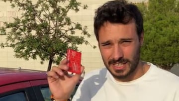 Arrasa al mostrar cómo abre la puerta del coche con una tarjeta y un cordón