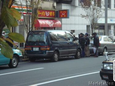 Miles de japoneses hacen cola ordenadamente para comprar Wii