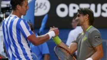Ferrer saluda deportivamente a Berdych tras su derrota.