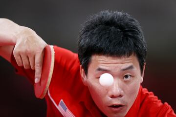 Xin Zhou sirviendo durante su partido. 