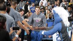 DALLAS, TX - NOVEMBER 17: Luka Doncic #77 of the Dallas Mavericks is introduced before the game against the Golden State Warriors on November 17, 2018 at the American Airlines Center in Dallas, Texas. NOTE TO USER: User expressly acknowledges and agrees that, by downloading and/or using this photograph, user is consenting to the terms and conditions of the Getty Images License Agreement. Mandatory Copyright Notice: Copyright 2018 NBAE (Photo by Glenn James/NBAE via Getty Images)
 PUBLICADA 01/12/18 NA MA33 1COL