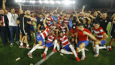 Los jugadores del Granada celebran su plaza europea.