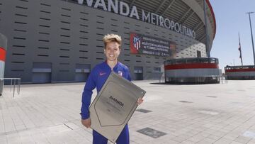 Amanda Sampedro posa con su placa en el Wanda Metropolitano. 