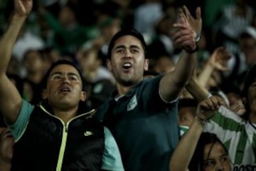 La hinchada de Nacional alienta a su equipo de local y visitante.