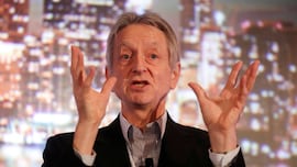 Geoffrey Hinton, premio Nobel y ‘padrino de la IA’: “Hará el trabajo de los empleados por mucho menos dinero”