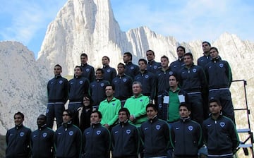 Los Rayados de Monterrey se tomaron la foto oficial para el Clausura 2012 en La Huasteca. El equipo albiazul no posó con su tradicional uniforme, sino con pants debido al terrible frío que se experimentaba a la hora de realizar la sesión.