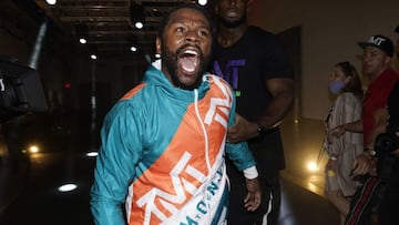 Luego del juego entre los Clippers y los Grizzlies del fin de semana, Floyd Mayweather rechazó tomarse una foto con un fan por tener las uñas pintadas.