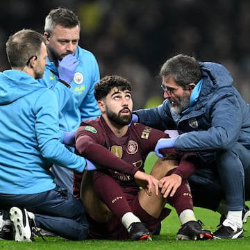 Josko Gvardiol, jugador del Manchester City, es atendido por los médicos del club tras el partido ante el Tottenham.