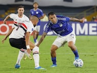 AME7448. BOGOTÁ (COLOMBIA), 28/04/2026.- Rodrigo Contreras (d) de Millonarios disputa un balón con Dória de Sao Paulo este martes, en un partido de la fase de grupos de la Copa Sudamericana entre Millonarios y Sao Paulo en el estadio El Campín en Bogotá (Colombia). EFE/ Mauricio Dueñas Castañeda