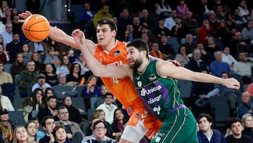 VALENCIA, 10/01/2026. El alero francés del Unicaja Killian Tillie (d) pelea por el balón ante el alero del Valencia Basket, Jaime Pradilla, durante el encuentro correspondiente a la fase regular de la Liga Endesa que disputan hoy sábado Valencia Basket y Unicaja en el pabellón Roig Arena de Valencia. EFE/Miguel Ángel Polo.