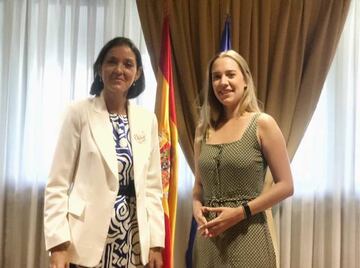 Valeria Castro (DEV) junto a Reyes Maroto, ministra de Industria, Comercio y Turismo en funciones (foto de archivo).