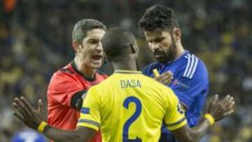 El colegiado navarro Undiano Mallenco, durante el partido de Champions League entre el Maccabi de Tel Aviv y el Chelsea