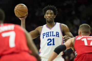 JOEL EMBIID (Phildelphia 76ers). 22 años. Promedios 2016-17: 19,8 puntos, 7,8 rebotes y 2,5 tapones.