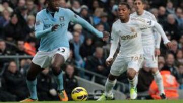 Yaya Toure en un momento del juego ante el jugador del Swansea, Jonathan de Guzman.
