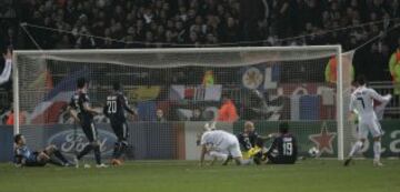 El gol acaba de subir al marcador. Karim se apresta a levantarse. Había avisado a sus padres que no sería titular. Aun así, su padre acudió a Gerland.