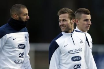 Karim Benzema habla con Yohan Cabaye y Lucas Digne durante un entrenamiento de Francia.