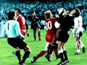 Momento en que un hincha, apodado despu¨¦s 'El Loco del Bernab¨¦u' agrede al colegiado Linemayer tras un 1-1 entre el Madrid y el Bayern en el Bernab¨¦u.