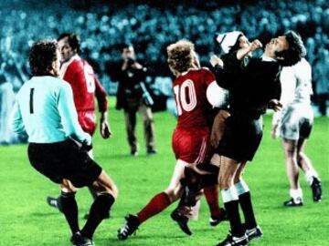 Momento en que un hincha, apodado después 'El Loco del Bernabéu' agrede al colegiado Linemayer tras un 1-1 entre el Madrid y el Bayern en el Bernabéu.