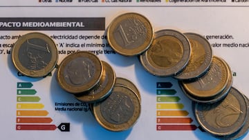 Varias monedas sobre una factura, a 9 de enero de 2025, en Madrid (España). El Gobierno central ha eliminado de manera definitiva las reducciones temporales que, desde junio de 2021, venía aplicando para paliar la inflación de precios en materia energética, derivada de la Guerra de Ucrania. Esto se traduce en un incremento del IVA de la electricidad del 10 al 21 por ciento, que desde este mes de enero se reflejará en la factura de la luz. Los expertos estiman que, en función del consumo de cada hogar, esta subida podría oscilar entre los 7 y 10 euros de media.
09 ENERO 2025;BOMBILLAS;RECURSOS;LUZ;SUBIDA DE LA LUZ;IVA;FACTURA DE LA LUZ;BILLETES;
Ricardo Rubio / Europa Press
09/01/2025