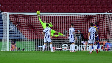 El portero del equipo levantinista encajó tres goles, pero dejó su impronta con dos paradas que pueden entrar entre las mejores de LaLiga. Si no es por Ryan el equipo del Ciutat de València pudo llevarse una manita.
 
